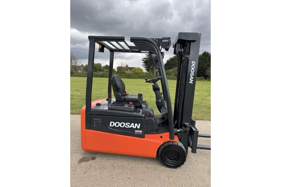 DOOSAN 2 TONNE ELECTRIC FORKLIFT - TRUCK 3 WHEELS - VERY COMPACT CONTAINER SPEC - Image 2 of 7