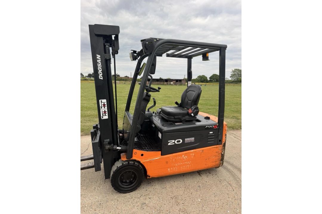 DOOSAN 2 TONNE ELECTRIC FORKLIFT TRUCK 3 WHEELS - Image 4 of 6
