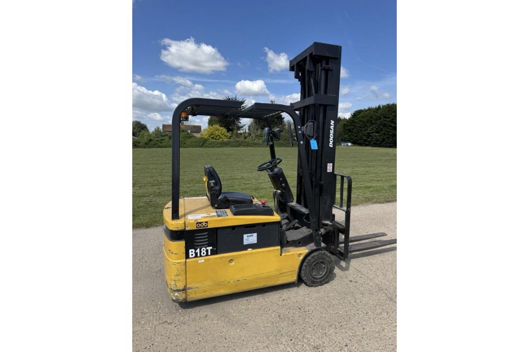 DOOSAN 1.8 TONNE ELECTRIC FORKLIFT TRUCK 3 WHEELS - Image 2 of 5