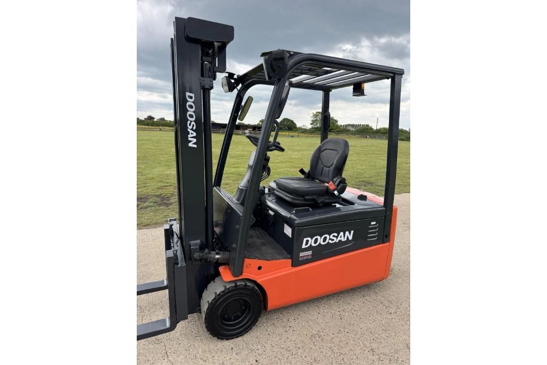 DOOSAN 2 TONNE ELECTRIC FORKLIFT - TRUCK 3 WHEELS - VERY COMPACT CONTAINER SPEC - Image 4 of 7