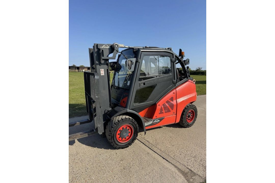 LINDE H50T GAS FORKLIFT TRUCK - FULL HEATED CAB - TRIPLE MAST CONTAINER SPEC - Image 2 of 5