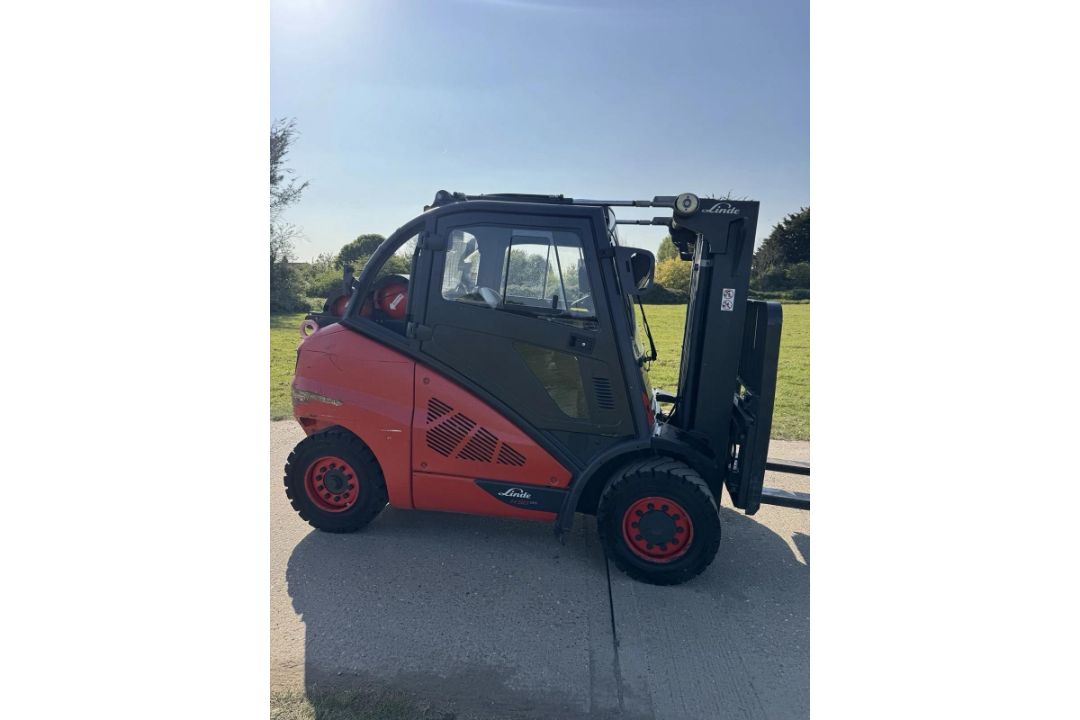 LINDE H50T GAS FORKLIFT TRUCK - FULL HEATED CAB - TRIPLE MAST CONTAINER SPEC - Image 4 of 5