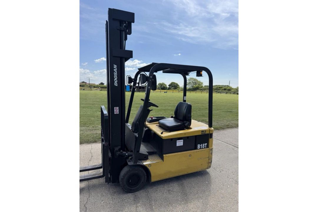 DOOSAN 1.8 TONNE ELECTRIC FORKLIFT TRUCK 3 WHEELS - Image 5 of 5