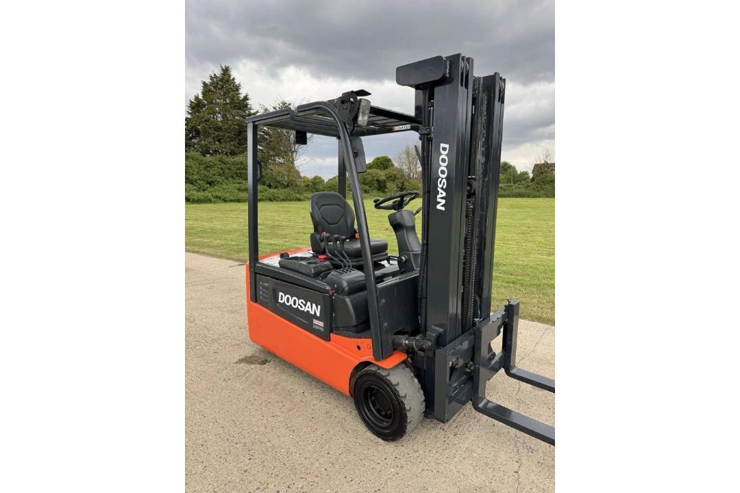 DOOSAN 2 TONNE ELECTRIC FORKLIFT - TRUCK 3 WHEELS - VERY COMPACT CONTAINER SPEC - Image 1 of 7