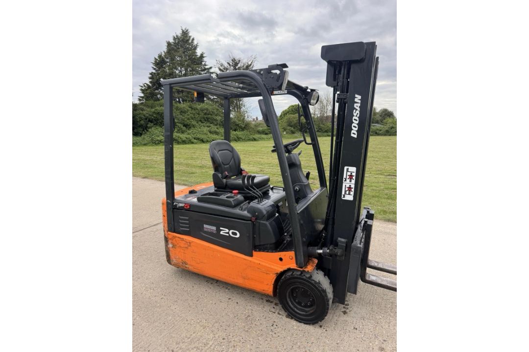 DOOSAN 2 TONNE ELECTRIC FORKLIFT TRUCK 3 WHEELS - Image 6 of 6