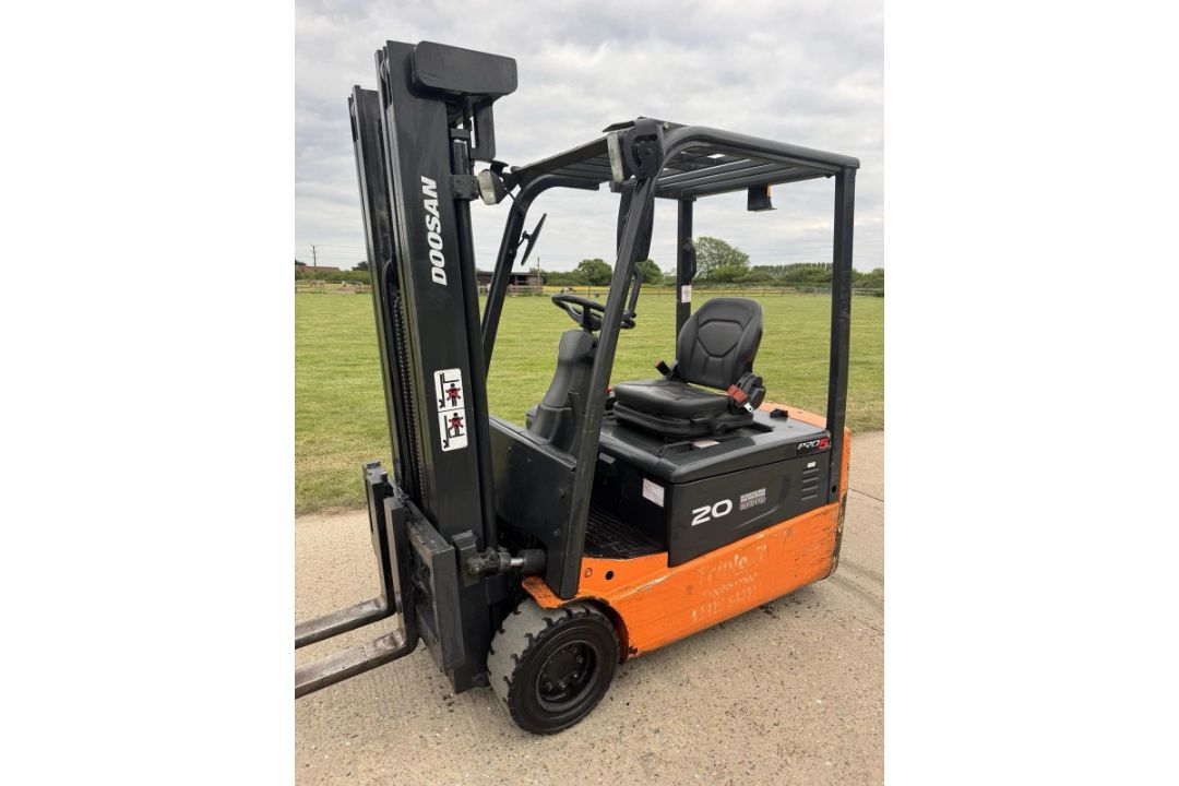 DOOSAN 2 TONNE ELECTRIC FORKLIFT TRUCK 3 WHEELS - Image 3 of 6