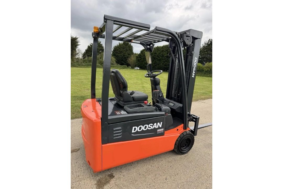 DOOSAN 2 TONNE ELECTRIC FORKLIFT - TRUCK 3 WHEELS - VERY COMPACT CONTAINER SPEC - Image 3 of 7