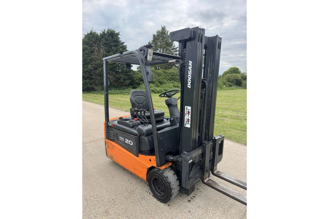 DOOSAN 2 TONNE ELECTRIC FORKLIFT TRUCK 3 WHEELS - Image 1 of 6