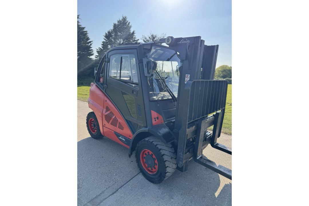 LINDE H50T GAS FORKLIFT TRUCK - FULL HEATED CAB - TRIPLE MAST CONTAINER SPEC - Image 3 of 5