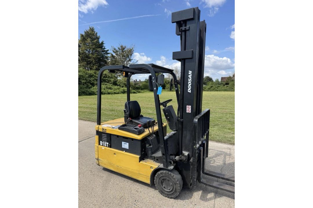 DOOSAN 1.8 TONNE ELECTRIC FORKLIFT TRUCK 3 WHEELS - Image 1 of 5