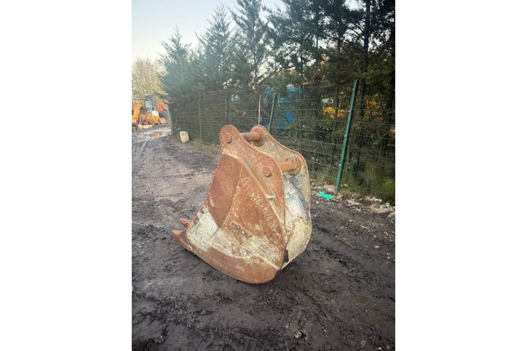 2FT DIGGING BUCKET - Image 7 of 8