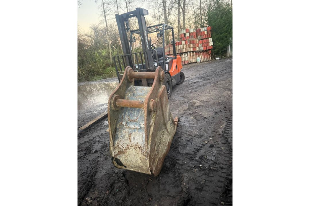 2FT DIGGING BUCKET - Image 5 of 8
