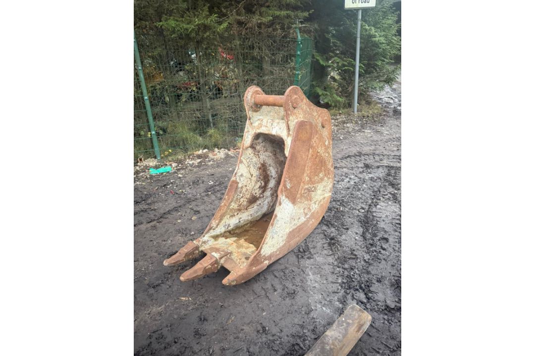 2FT DIGGING BUCKET - Image 1 of 8