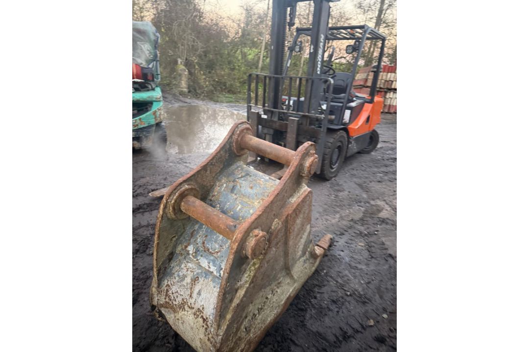 2FT DIGGING BUCKET - Image 2 of 8