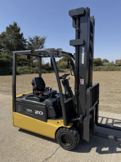 DOOSAN 2 TONNE ELECTRIC FORKLIFT TRUCK - 3 WHEELS