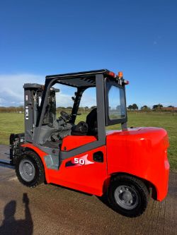 2021 HELI 5 TONNE DIESEL FORKLIFT TRUCK TRIPLE MAST - 1400 HOURS