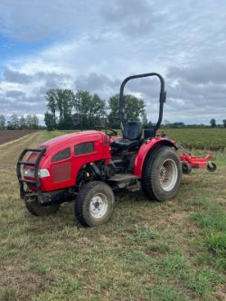 MAHINDRA FOUR-WHEEL-DRIVE TRACTOR WITH FINISHING MOWER