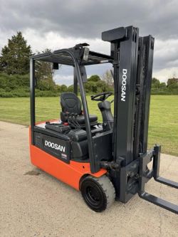 DOOSAN 2 TONNE ELECTRIC FORKLIFT - TRUCK 3 WHEELS - VERY COMPACT CONTAINER SPEC