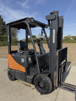 2021 DOOSAN 1.5 TONNE DIESEL FORKLIFT TRUCK