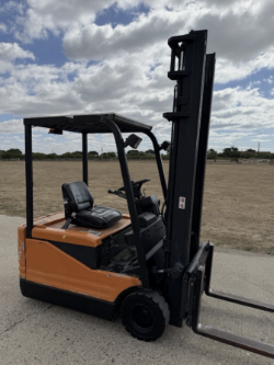 TOYOTA 1.6 TONNE ELECTRIC FORKLIFT TRUCK