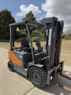 2017 DOOSAN 2.5 TONNE DIESEL FORKLIFT TRUCK - 2500 HOURS - CONTAINER SPEC