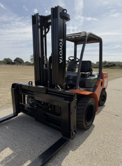 TOYOTA CESAB 3.5 TONNE DIESEL FORKLIFT TRUCK - CONTAINER SPEC - TOYOTA DIESEL ENGINE