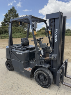 DOOSAN 2.5 TONNE DIESEL FORKLIFT TRUCK - 5500 HOURS - CONTAINER SPEC