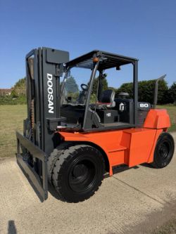 2018 DOOSAN 8 TONNE DIESEL FORKLIFT TRUCK TRIPLE MAST - C/W FORKS