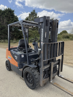 DOOSAN 3 TONNE DIESEL FORKLIFT TRUCK CONTAINER SPEC