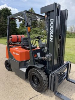 DOOSAN 2 TONNE GAS FORKLIFT TRUCK - CONTAINER SPEC - 3500 HOURS