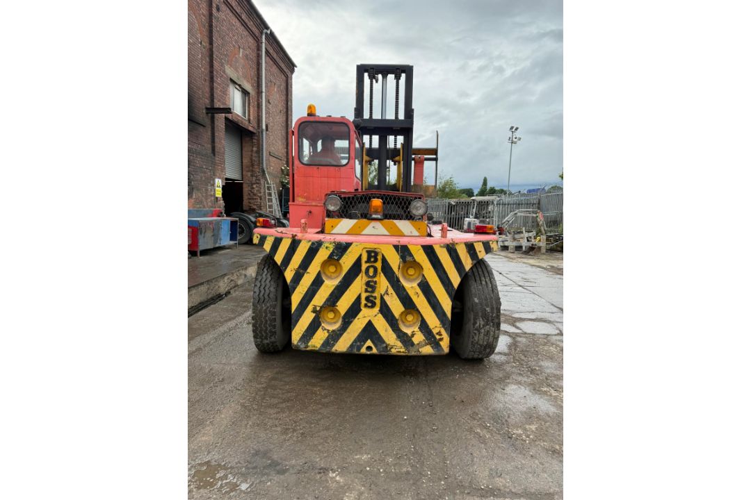 BOSS B2012 12 TON DIESEL FORKLIFT 2 STAGE MAST TWIN WHEELS - Image 6 of 6