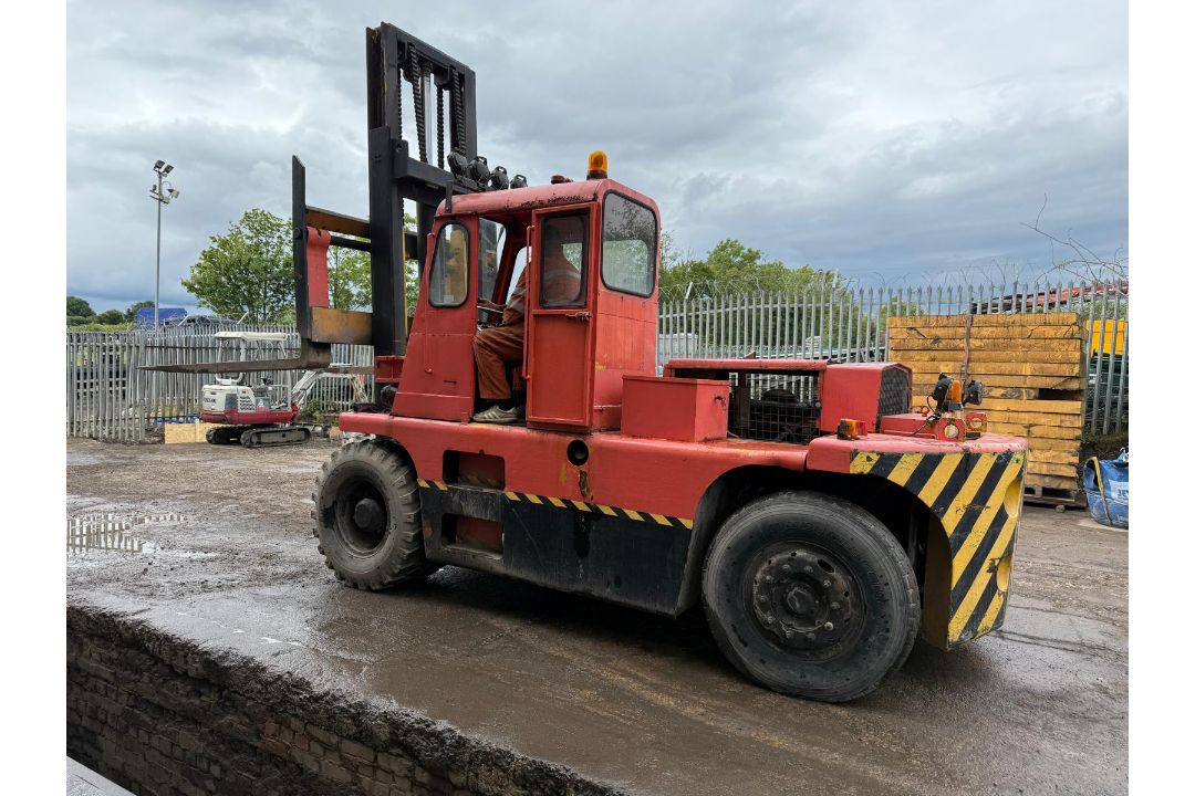 BOSS B2012 12 TON DIESEL FORKLIFT 2 STAGE MAST TWIN WHEELS - Image 4 of 6