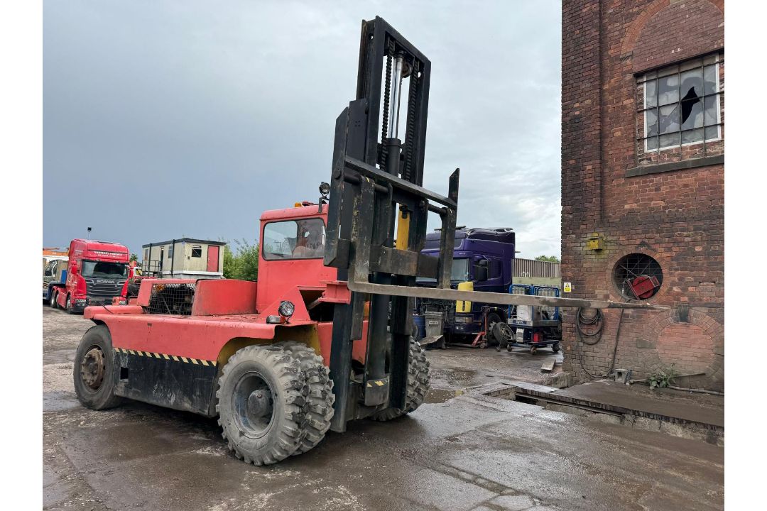 BOSS B2012 12 TON DIESEL FORKLIFT 2 STAGE MAST TWIN WHEELS - Image 2 of 6