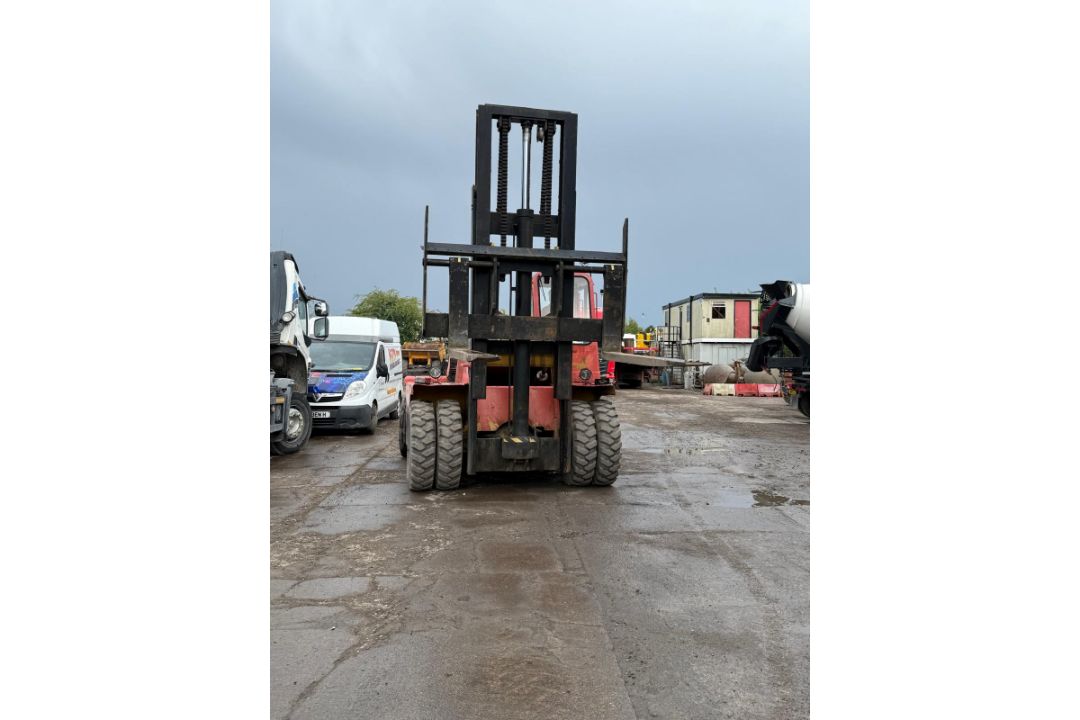 BOSS B2012 12 TON DIESEL FORKLIFT 2 STAGE MAST TWIN WHEELS - Image 3 of 6