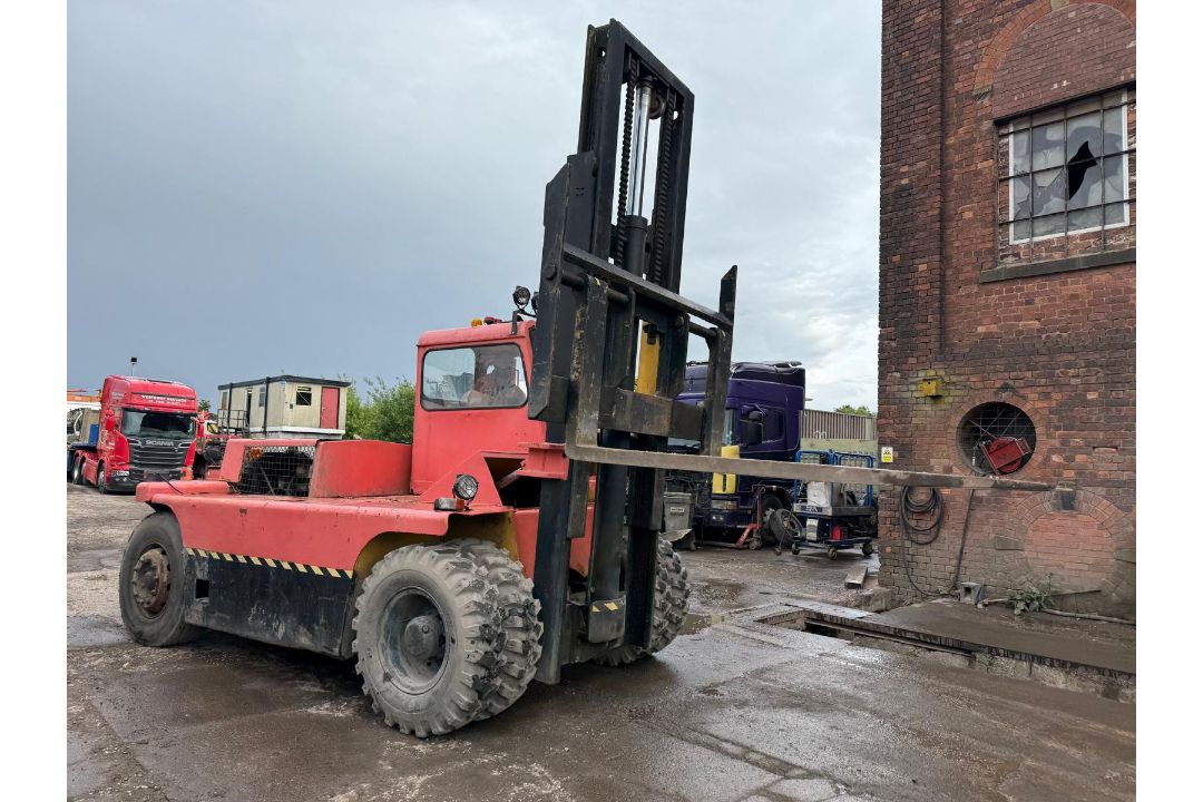 BOSS B2012 12 TON DIESEL FORKLIFT 2 STAGE MAST TWIN WHEELS - Image 1 of 6