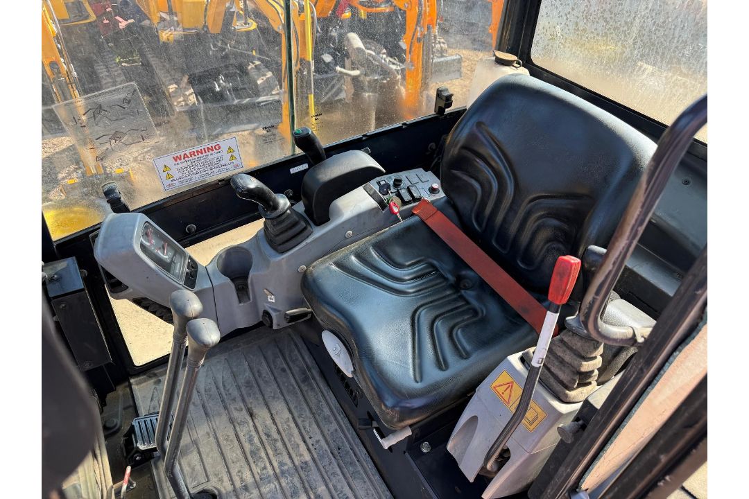 2015 KUBOTA KX016-4 MINI EXCAVATOR- PIPED FOR ATTACHMENTS - Image 8 of 11