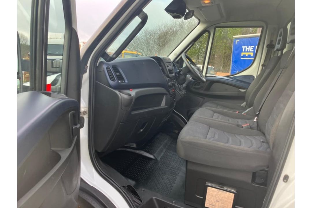2020 IVECO DAILY 72-180 20FT BOX WITH UNDER FLOOR TAIL LIFT *262K MILES* AIR CON* - Image 10 of 13