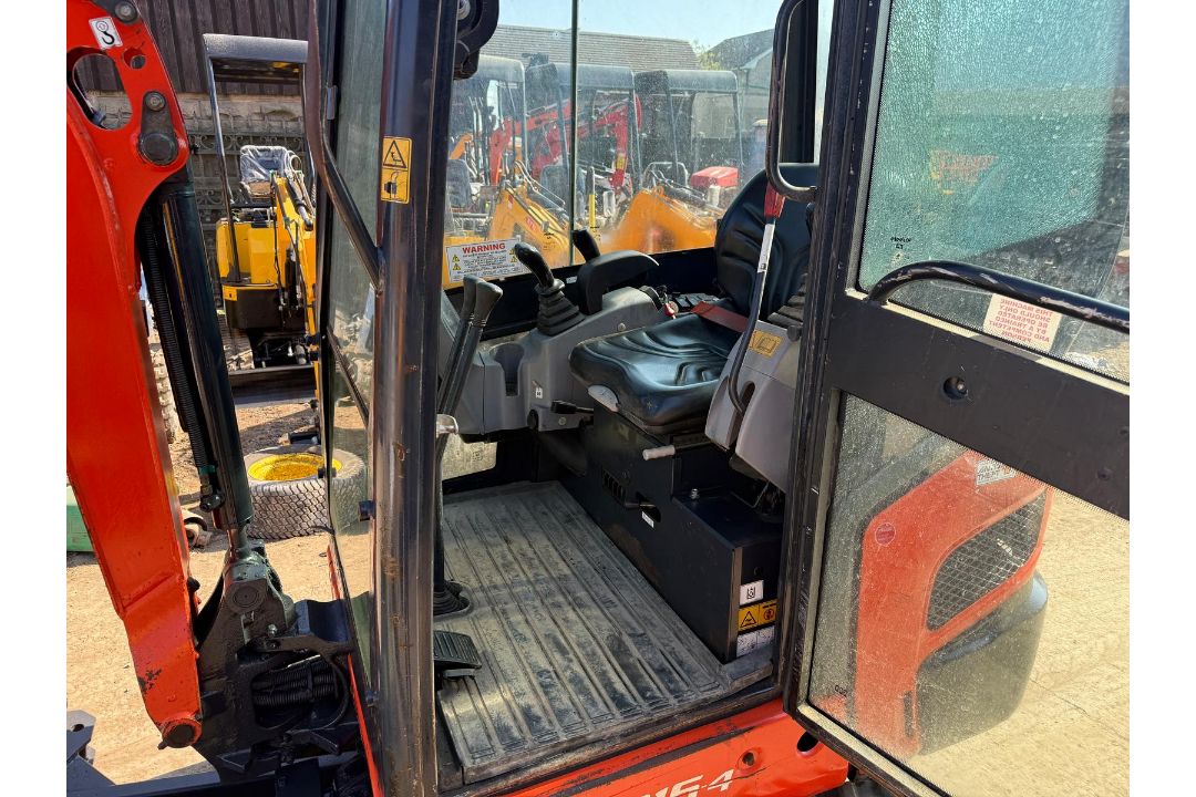 2015 KUBOTA KX016-4 MINI EXCAVATOR- PIPED FOR ATTACHMENTS - Image 5 of 11