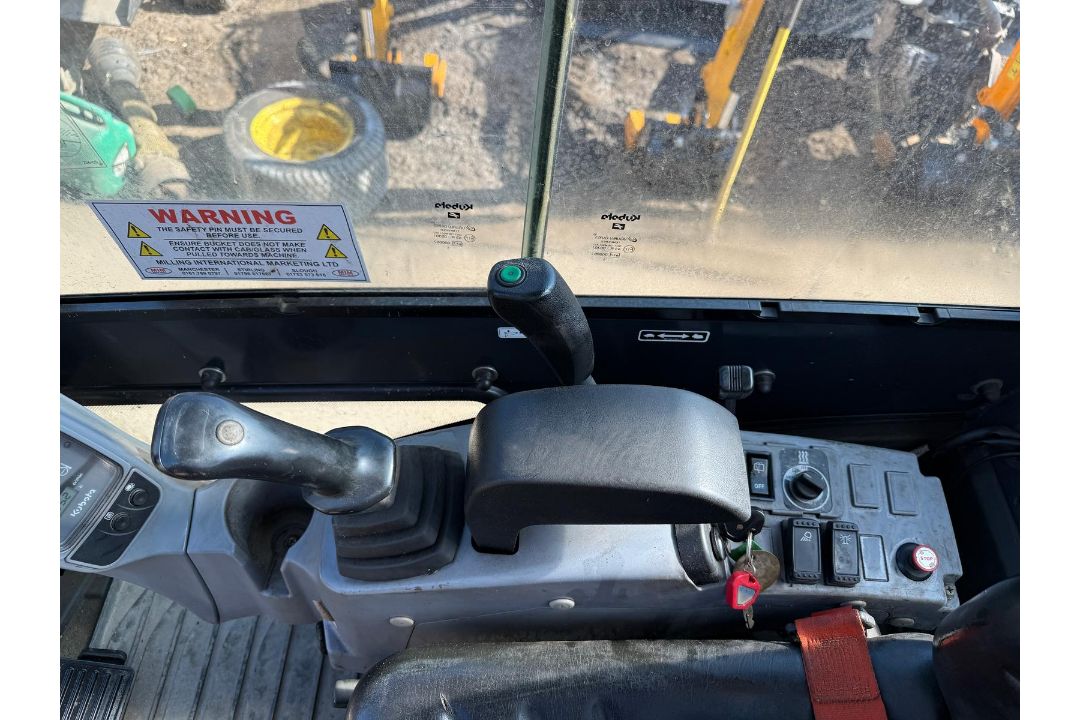 2015 KUBOTA KX016-4 MINI EXCAVATOR- PIPED FOR ATTACHMENTS - Image 9 of 11