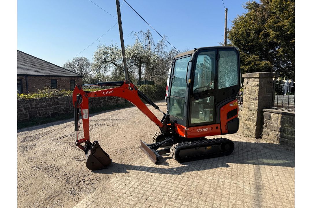 2015 KUBOTA KX016-4 MINI EXCAVATOR- PIPED FOR ATTACHMENTS - Image 2 of 11