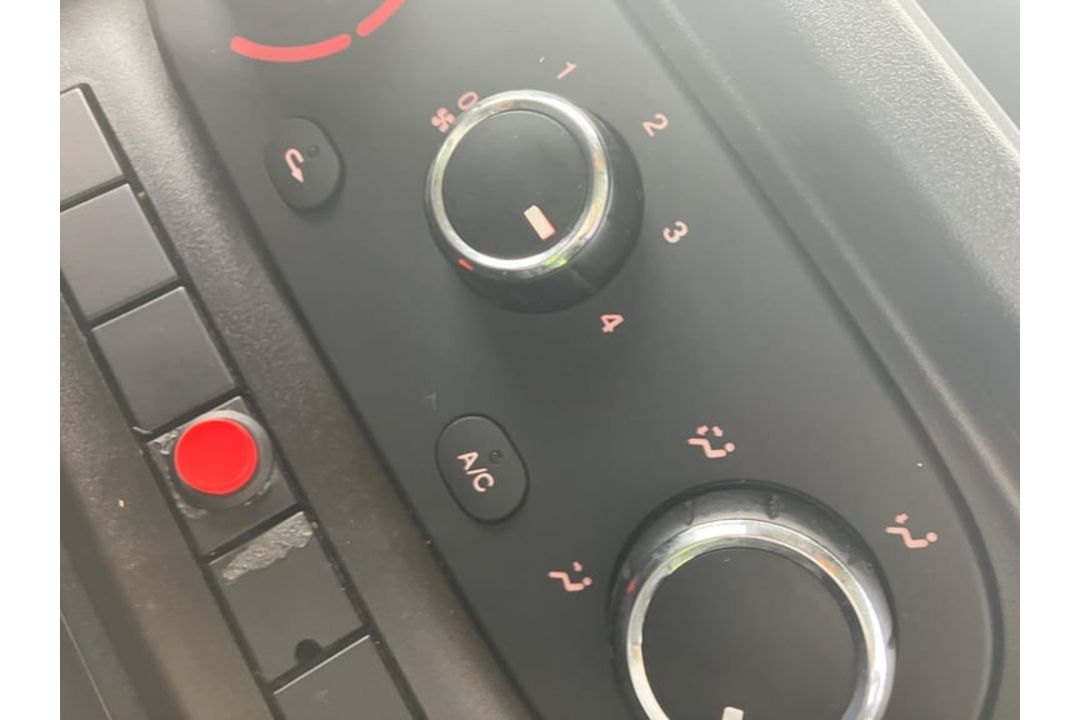 2020 IVECO DAILY 72-180 20FT BOX WITH UNDER FLOOR TAIL LIFT *262K MILES* AIR CON* - Image 12 of 13