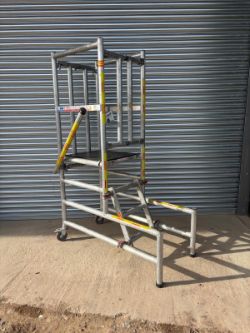SWING GATE PODIUM