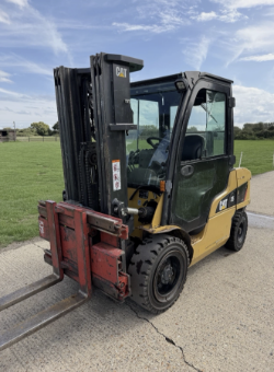 CATERPILLAR 3.5 TONNE DIESEL FORKLIFT TRUCK - CONTAINER SPEC