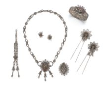 Berliner Eisen-Parure: Collier, Armband, Brosche, 2 Haarnadeln, Ohrschmuck, Anhänger