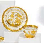 Koppchen mit Unterschale mit goldradierten ostasiatischen Blumen