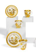Zwei Tassen mit einer Untertasse und Becher mit Unterschale mit ostasiatischen goldradierten Blumen