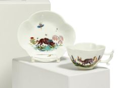 Vierpassige Tasse mit Untertasse mit Fabeltier-Dekor