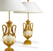 Paar Tischleuchten in Vasenform mit Schwanenzier Stil Louis XVI