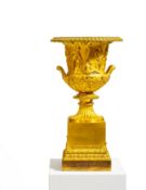 Große "Medici Vase" auf Sockel