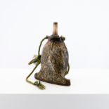 Pulverflasche mit jagdlichem Gravurdekor